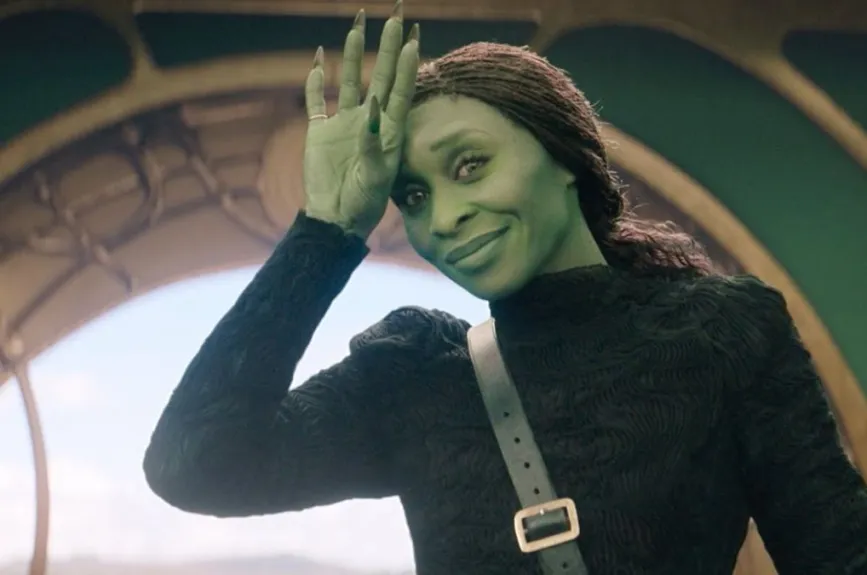 La adaptación cinematográfica de “Wicked”, dirigida por Jon M. Chu, trae a la pantalla grande el icónico musical de Broadway. En esta película, el vestuario diseñado por Janty Yates juega un papel fundamental en dar vida al mágico mundo de Oz.
Crédito: Universal Pictures