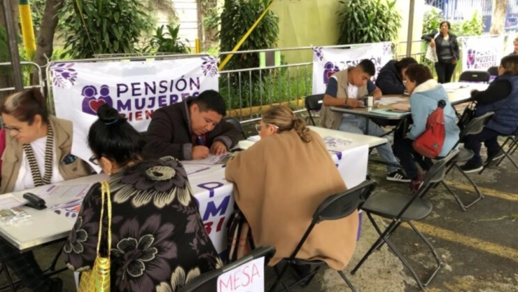 Personas haciendo el registro de Pensión Mujeres Bienestar