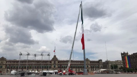 Bomberos bajan bandera monumental del Zócalo que se atoró en el asta
