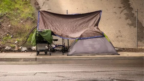 Un pequeño campamento de personas sin hogar en San Diego, California.