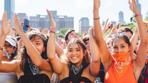 un grupo de amigas listas para disfrutar de música en el Grant Park.