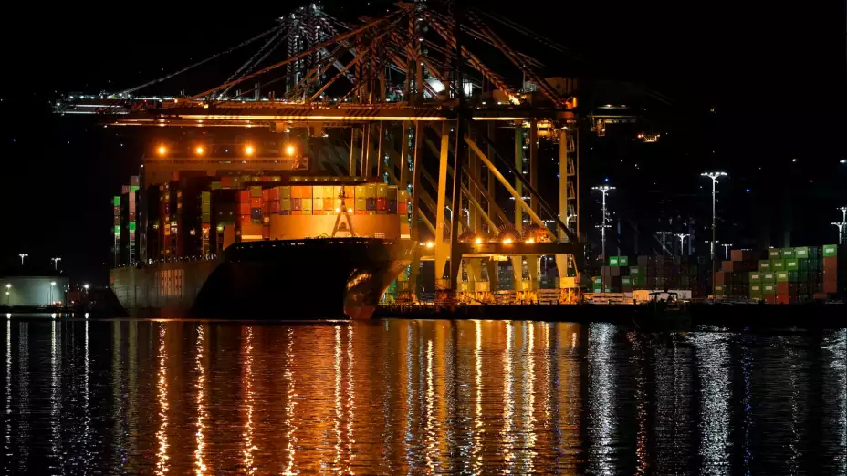 El carguero Ever Libra atraca en el puerto de Los Ángeles