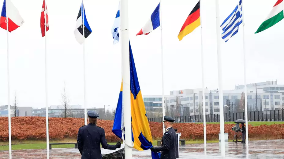 Izamiento de la bandera de Suecia en la OTAN.