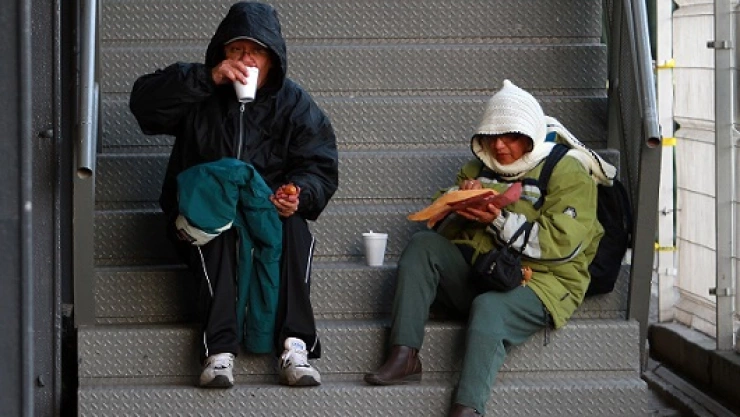 Capitalinos mitigan el frío con atole y tamales calientes.