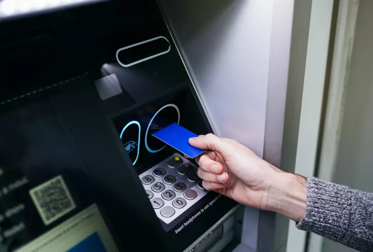 Una tarjeta siendo introducida en un cajero automático de un banco