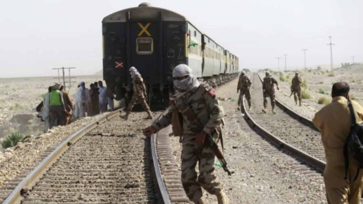 Rebeldes armados secuestran a más de 450 pasajeros de un tren en Pakistán.