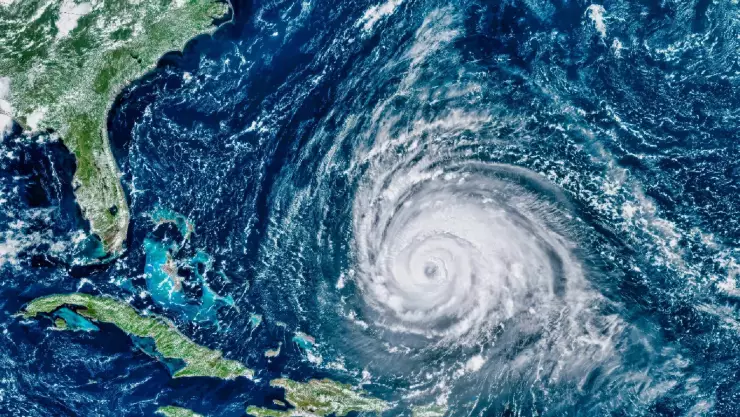 un huracán se forma en el Atlántico desde una vista panorámica