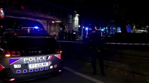 Hombre ataca a transeúntes en París; hay un muerto