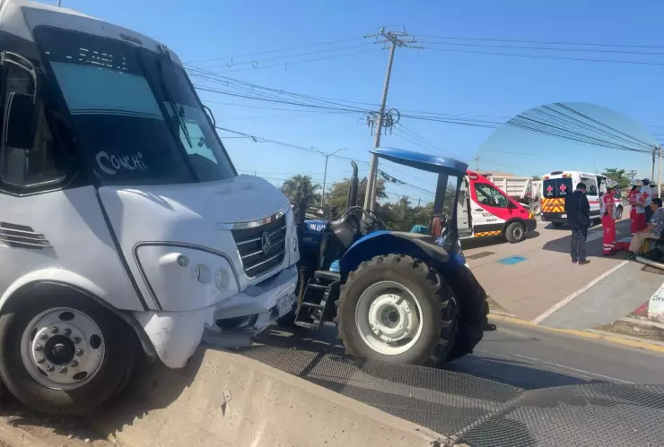 Choca camión urbano contra tráiler en Mazatlán..jpg