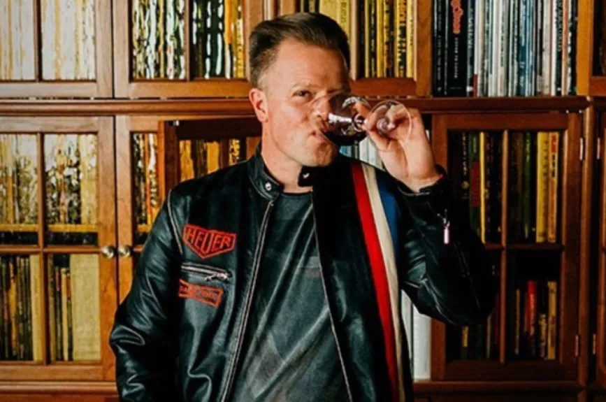 Gavito bebiendo vino.jpg