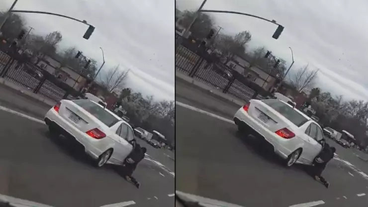 hombre se cuelga de autos