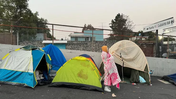 Fans de Bad Bunny acampan a las afueras del Estadio Azteca