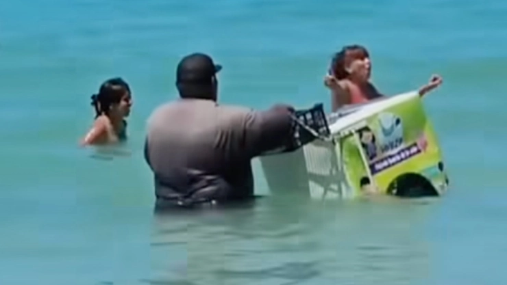 Paletero en Campeche se vuelve viral por meterse al mar para vender: VIDEO