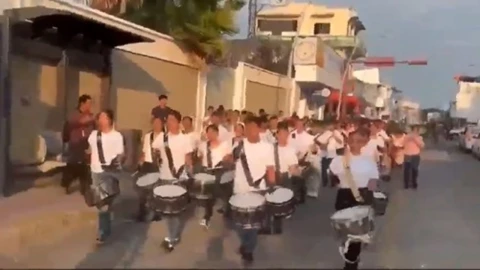 Entre cornetas y tambores: Estudiantes marchan en Chiapas contra la eliminación de las bandas de guerra; alzan la voz