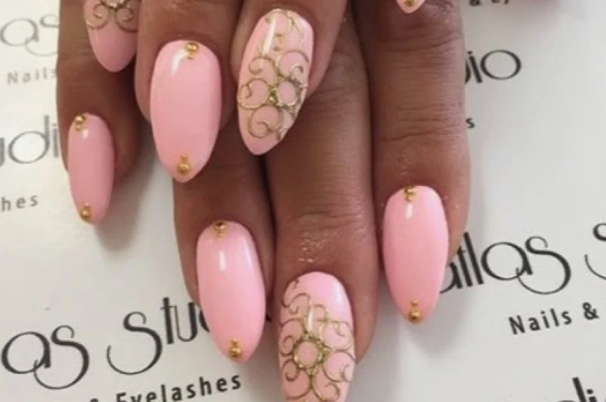 19 ideas de uñas rosas con brillos cortas y largas