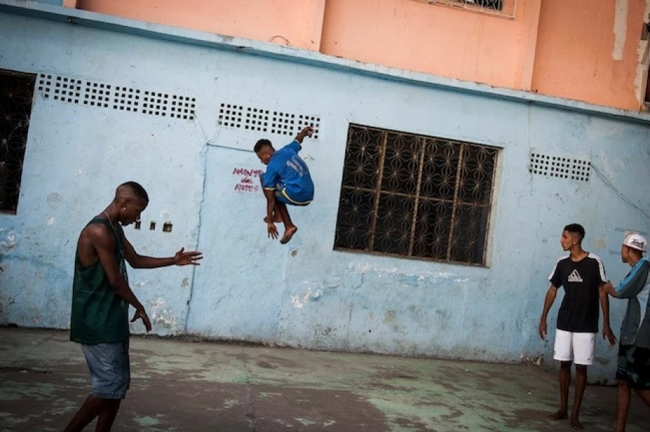 El baile es particularmente popular en las favelas, donde se dice que aleja a los jóvenes de la delincuencia