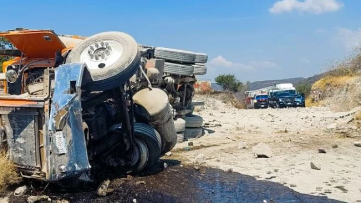 Accidente en la carretera a Chichimequillas HOY 13 de noviembre en Querétaro, camión volcado