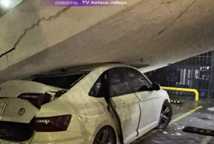 Un auto quedó aplastado luego de que le cayera un espectacular encima en Guadalajara.