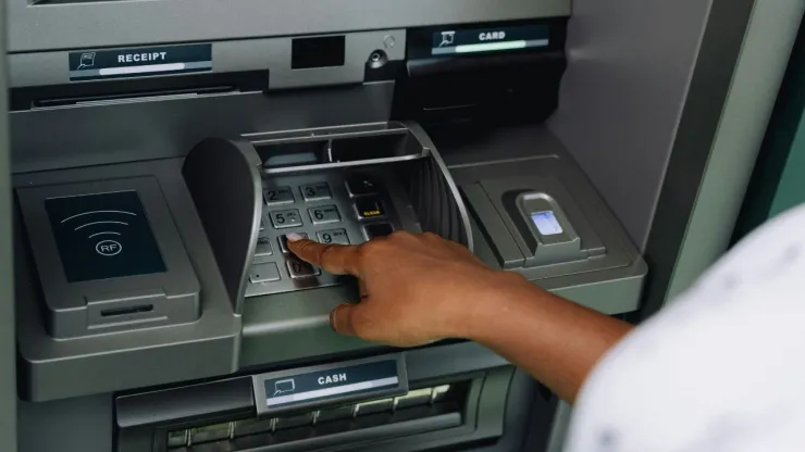 Estafan a una mujer en un cajero automático de la CDMX; su tarjeta se había “atorado”