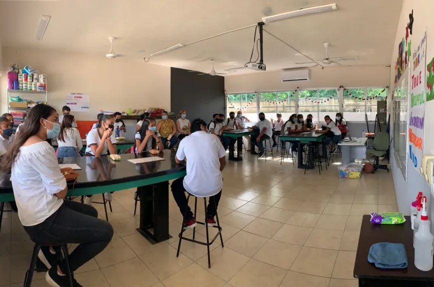 Así se reunieron los jovenes para ver nuestra Gira Virtual en diferentes lugares de Quintana Roo.jpg