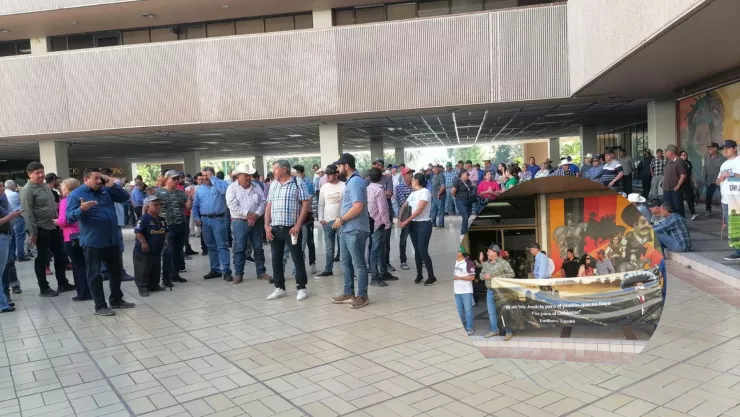 Productores de maíz en el Palacio de Gobierno.