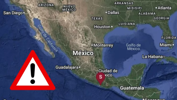 Ciudadanos desalojan inmuebles tras activarse la alerta sísmica en CDMX