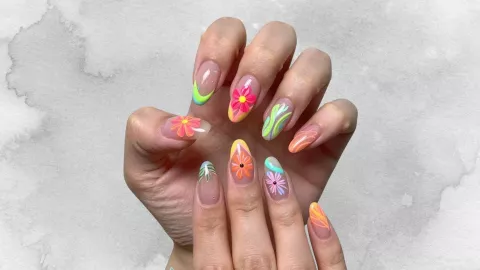 Uñas con diseños florales con acentos neón