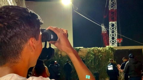 Policías de la CDMX evitaron que un hombre se aventara de una grúa