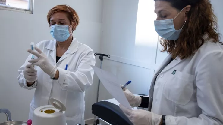 Médicos combaten el avance de la Covid-19 en primera línea.