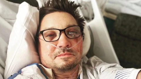 Jeremy Renner se recupera tras accidente; agradece apoyo de sus fans.