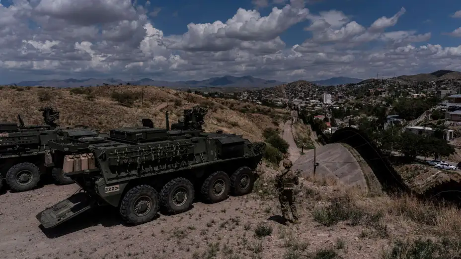 Vehículos de combate Stryker en la frontera de EU y México.