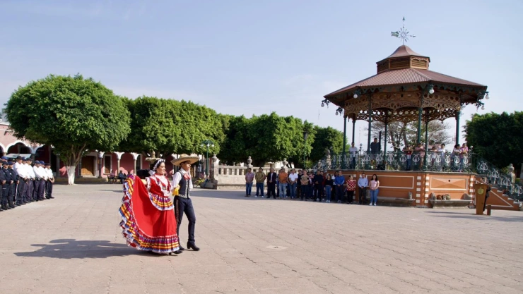 Aspectos de la plaza principal de Sayula Jalisco.jpg