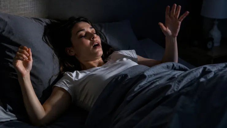 ¿Sientes que caes cuando estás por dormir? Esta es la explicación