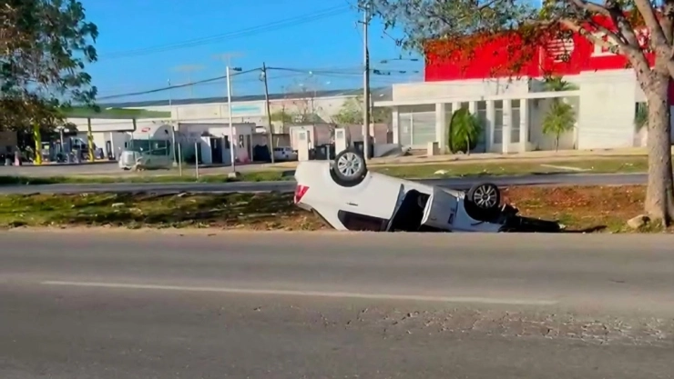 Pierde el control y termina VOLCANDO sobre el Periférico de Mérida; esto se sabe del fuerte accidente