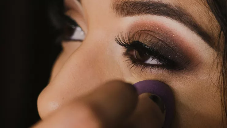 Esta es la forma correcta de maquillar ojos juntos y separados, seg&uacute;n sea el caso