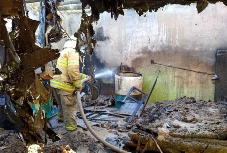 Durango: Familia pierde todo tras incendiarse su casa en ejido de Lerdo