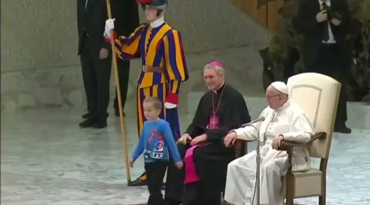 NIÑO CON PAPA FRANCISCO