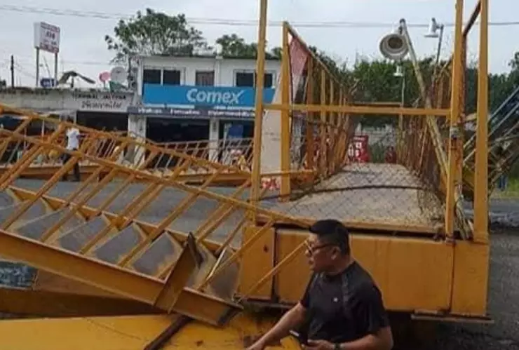 Tractocamión tumba puente peatonal.