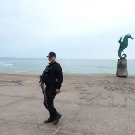 Un guardia en Puerto Vallarta vigila antes de la llegada del huracán Simón.
