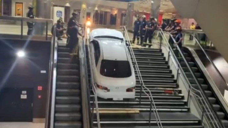 Roba vehículo y se atora en escaleras