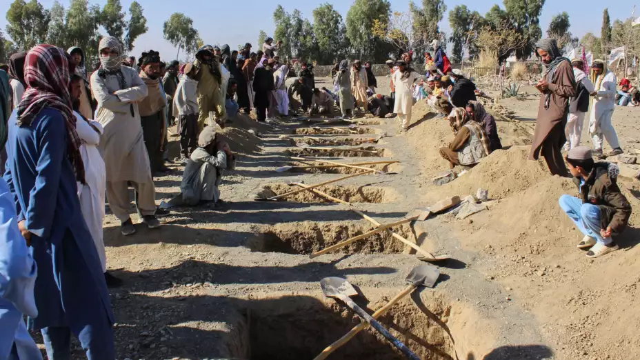 Tumbas para víctimas de un bombardeo paquistaní en Afganistán.