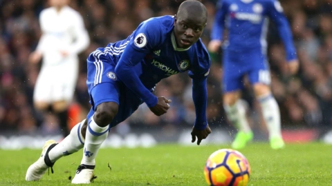 El jugador francés del Chelsea, N’Golo Kanté, de 26 años, fue otro mediocampista, al igual que Modric, en estar en los mejores diez.