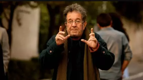 Jardinero asesina a director de cine porque le debía dinero