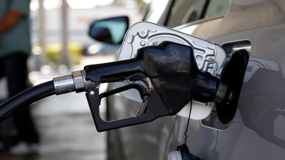 Vehículo cargaVehículo cargando gasolina el 14 de junio de 2012 en Miamindo gasolina el 14 de junio de 2012 en Miami.jpg