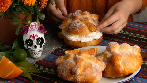 ¿Cómo es el pan de muerto en Aguascalientes y con qué ingredientes se prepara