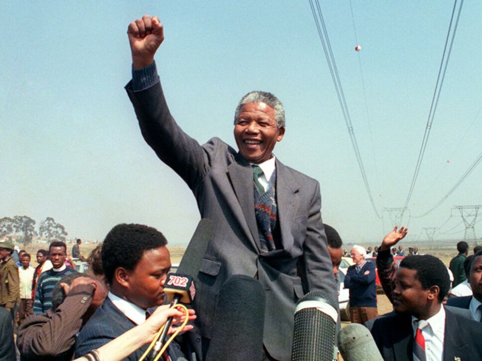 EFEMERIDES DEL 18 DE ENERO- NELSON MANDELA FUNDA SU PARTIDO