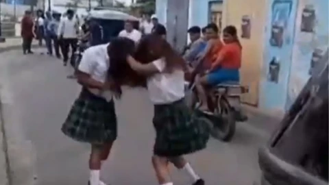 pelea entre estudiantes en Ecuador video.png