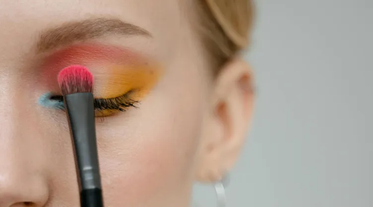Descubre cómo levantar tu mirada usando solo sombras de ojos