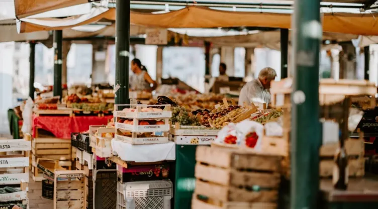mercado con frutas