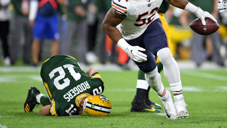 Aaron Rodgers es capturado por Khalil Mack